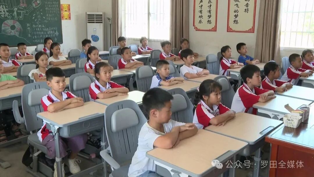 可躺式课桌椅让孩子们午休变“躺睡”