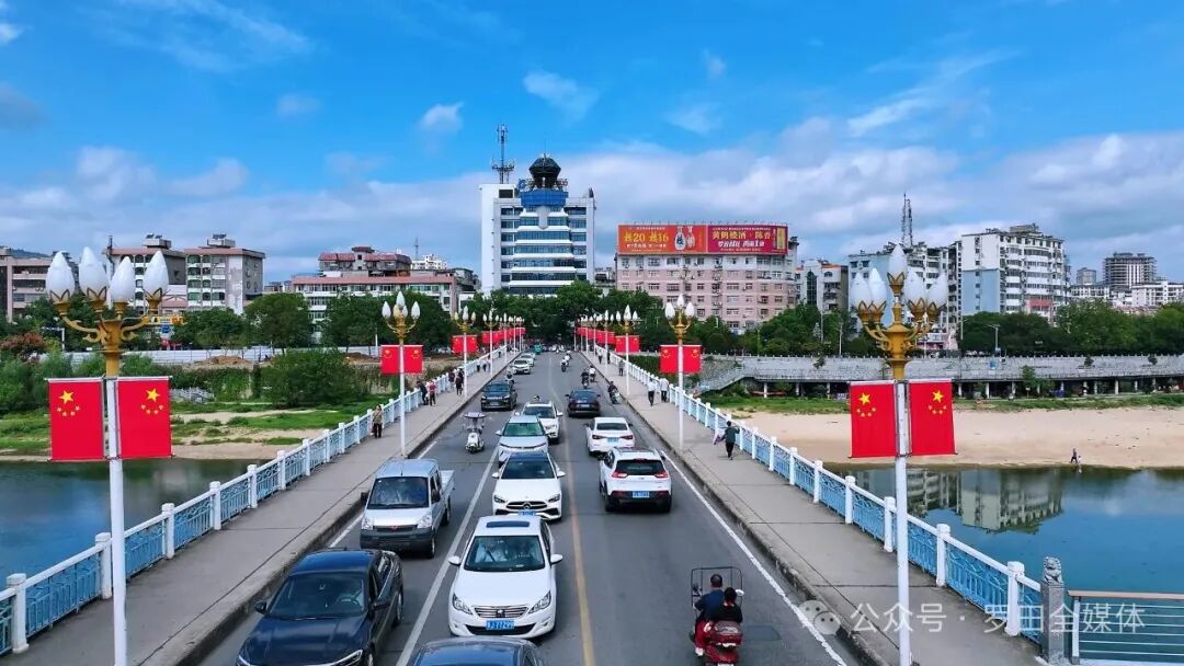 罗田满城“中国红”   张灯结彩迎“双节”