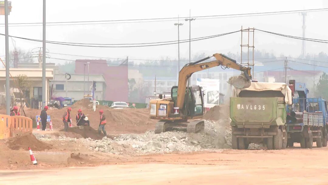 G318罗田县城至骆驼坳镇段改建工程“擂战鼓 加速度”