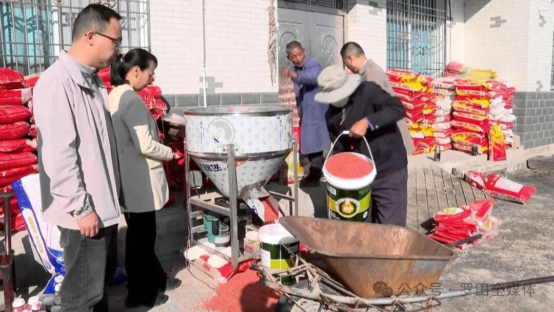 冬播时节农事紧 田间地头耕作忙