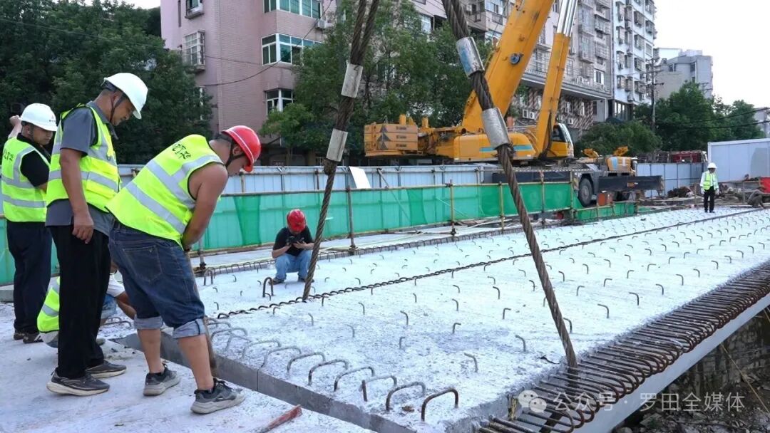 罗田县义水南岸平台中桥预应力箱梁安装完成 项目进入桥面施工阶段
