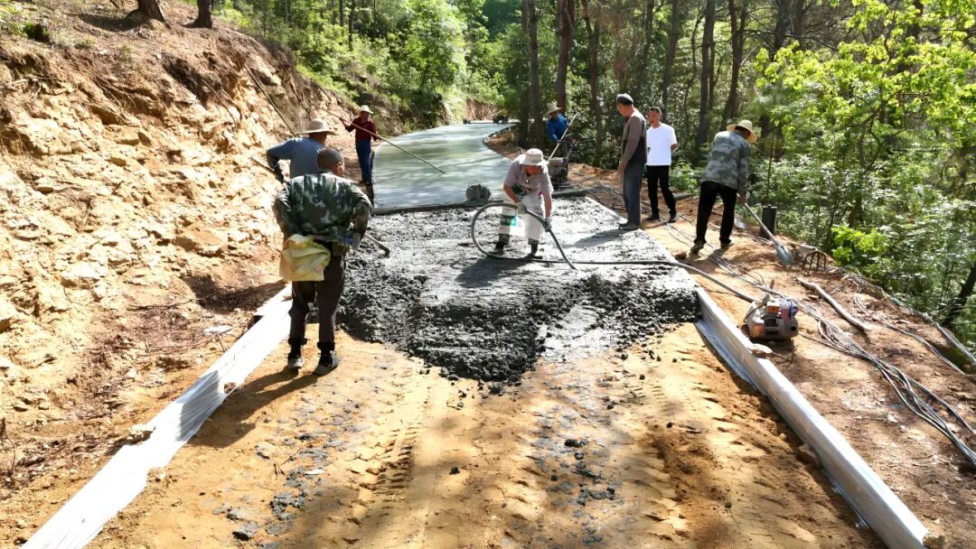 三里畈镇苍葭冲村：加快通组公路建设，铺就乡村发展 “快车道”