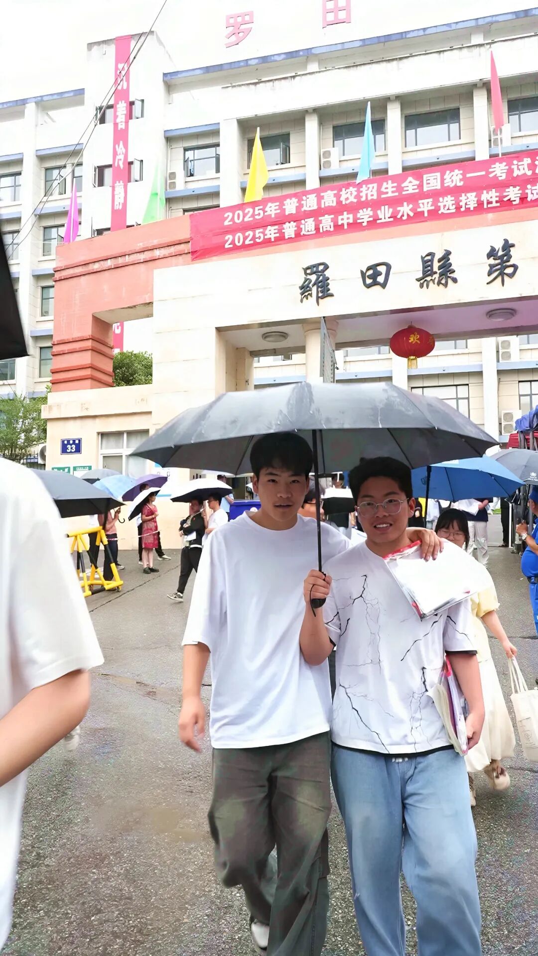 高考结束  考生满是喜悦与阳光