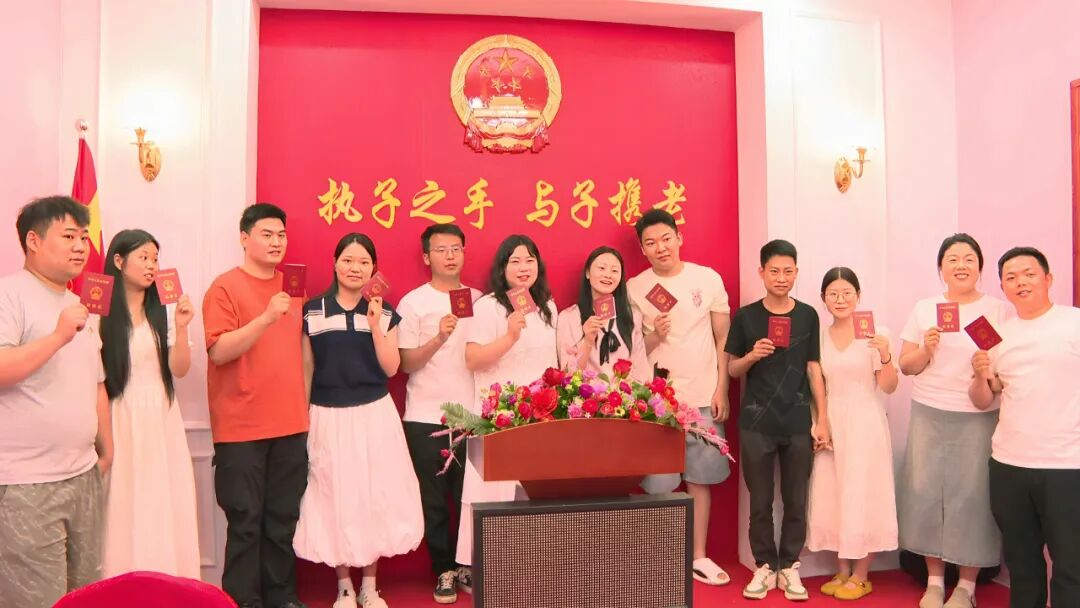 “520”结婚登记热 新政策让甜蜜更便捷