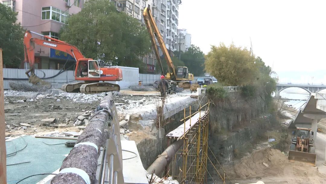 罗田县对塔山河义水南路小桥进行拆除施工