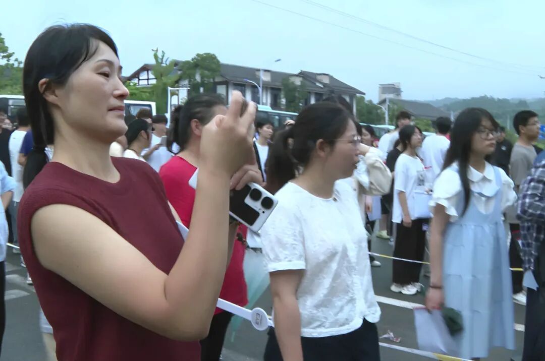 考场外的坚守：家长的无声陪伴与殷切期盼