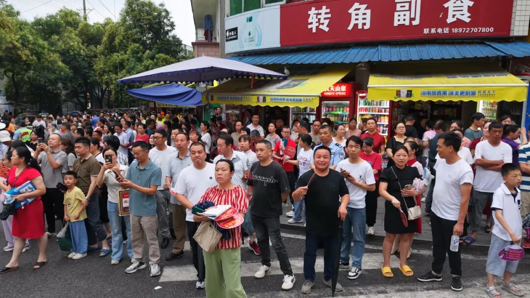 罗田一中考场外的深情守护