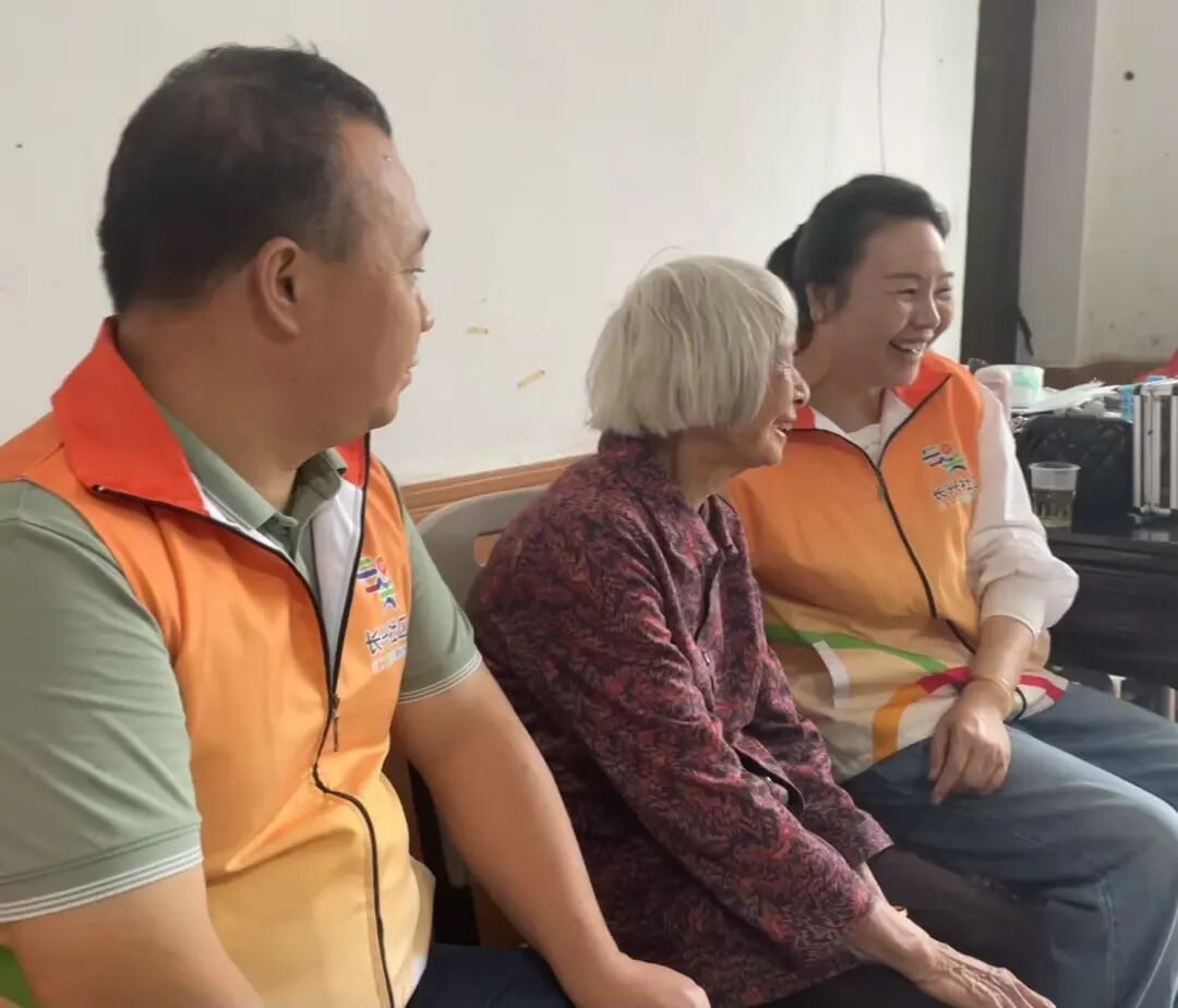 志愿者陪吴贵莲老人聊天。邓依乔摄