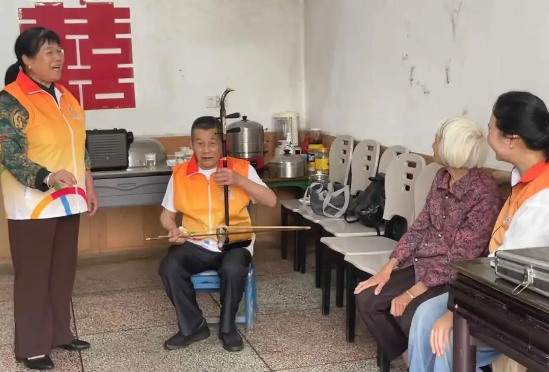 “一个人的剧场”上门表演，志愿者正在唱花鼓戏。邓依乔摄