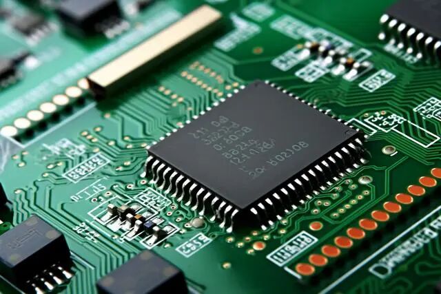 每小时1200 万点！英特丽 SMT 产线的速度美学(图3)