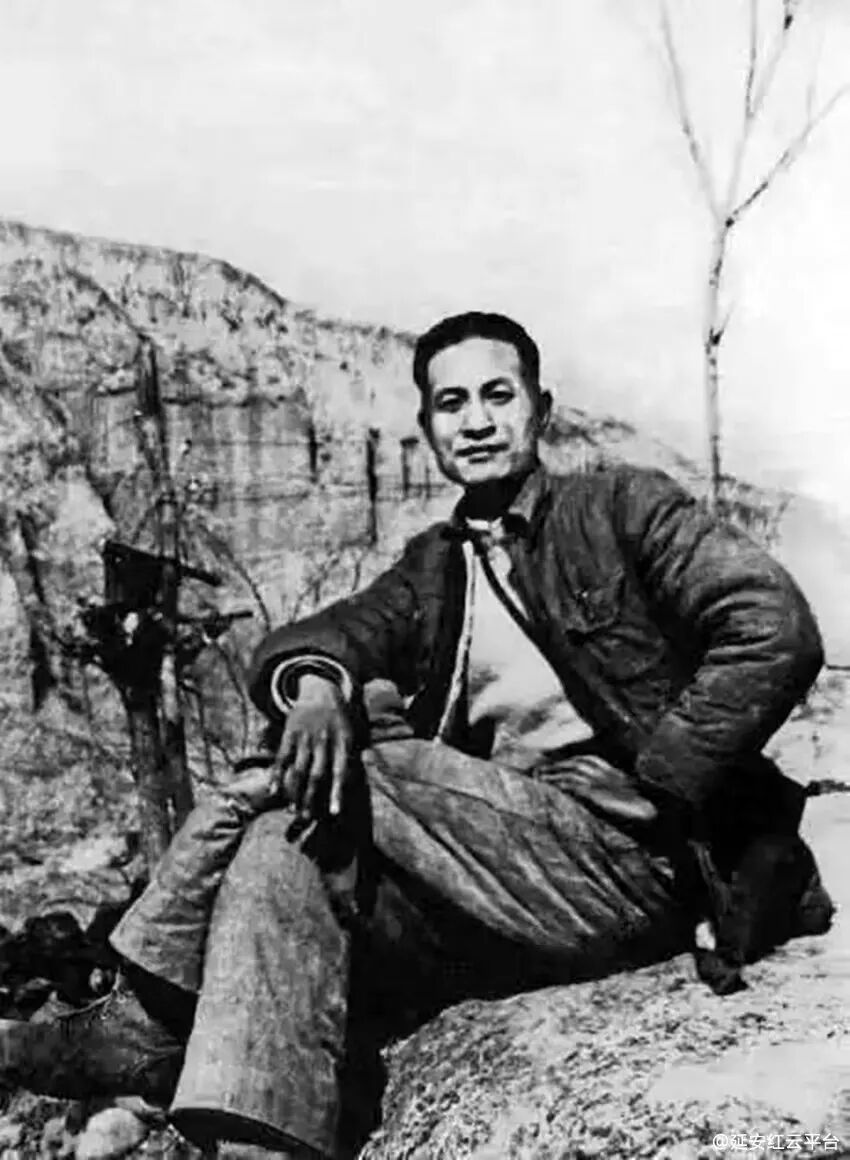 ▲ 1945年，王诤在延安，时任军委三局局長