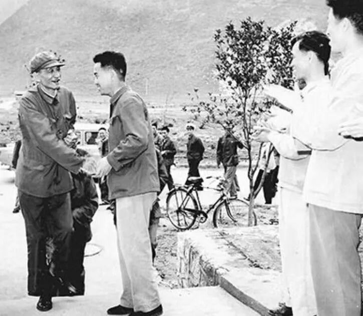 ▲ 王诤将军在通信地面建设调研