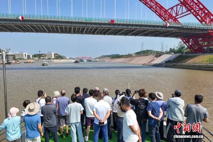两岸媒体人参访世纪工程感受广西发展脉动