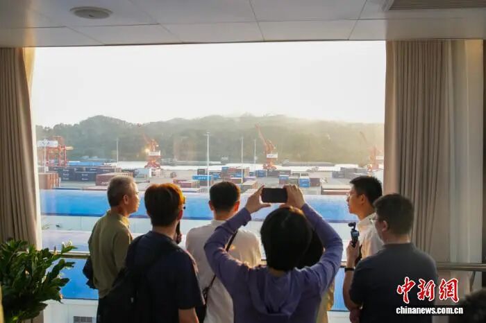 图为两岸媒体人在南宁港六景作业区采访、拍摄。陈冠言 摄