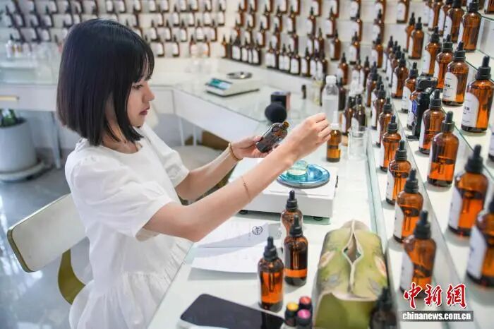 图为台湾自媒体人在广西横州市一家由台商开办的综合生态园体验调制香氛。陈冠言 摄