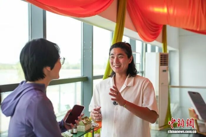 图为吴育名接受媒体采访。陈冠言 摄