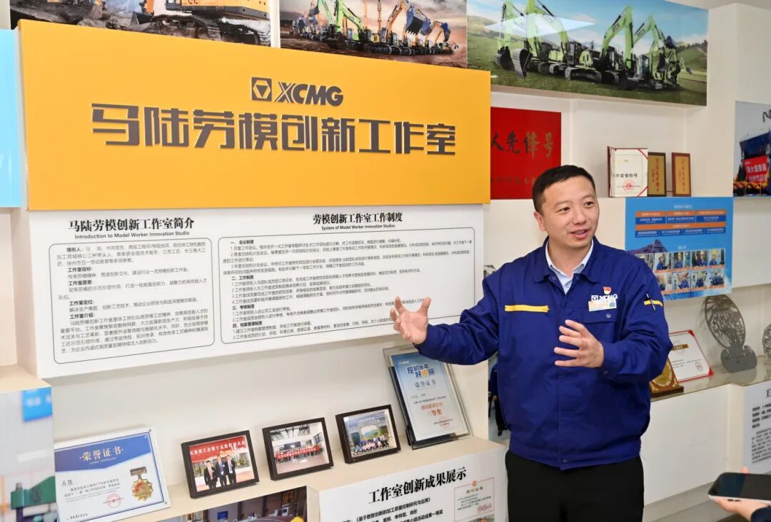 DSC_2252马陆介绍劳模创新工作室.JPG