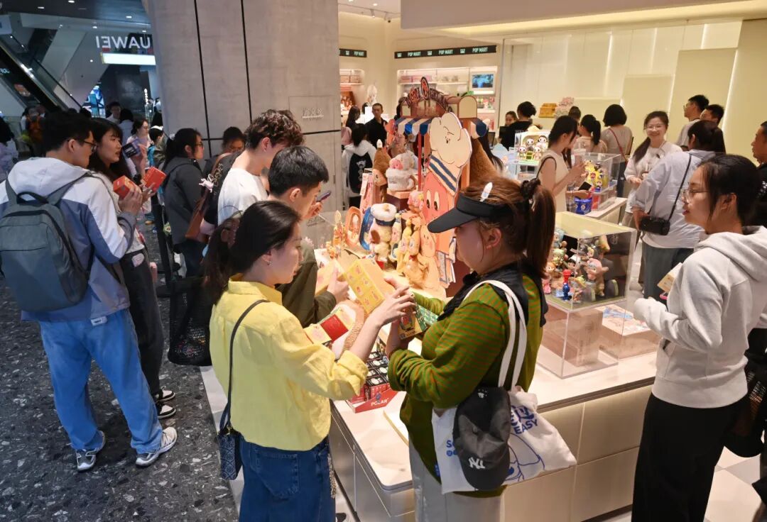 DSC_3686五一假期，中心商圈消费火热。.JPG