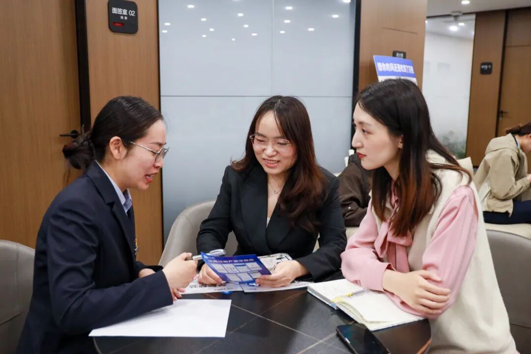 01、在贝壳开元签约服务中心，徐州市自然资源登记中心线上登记科季科长与贝壳经理给记者讲解政策.jpg