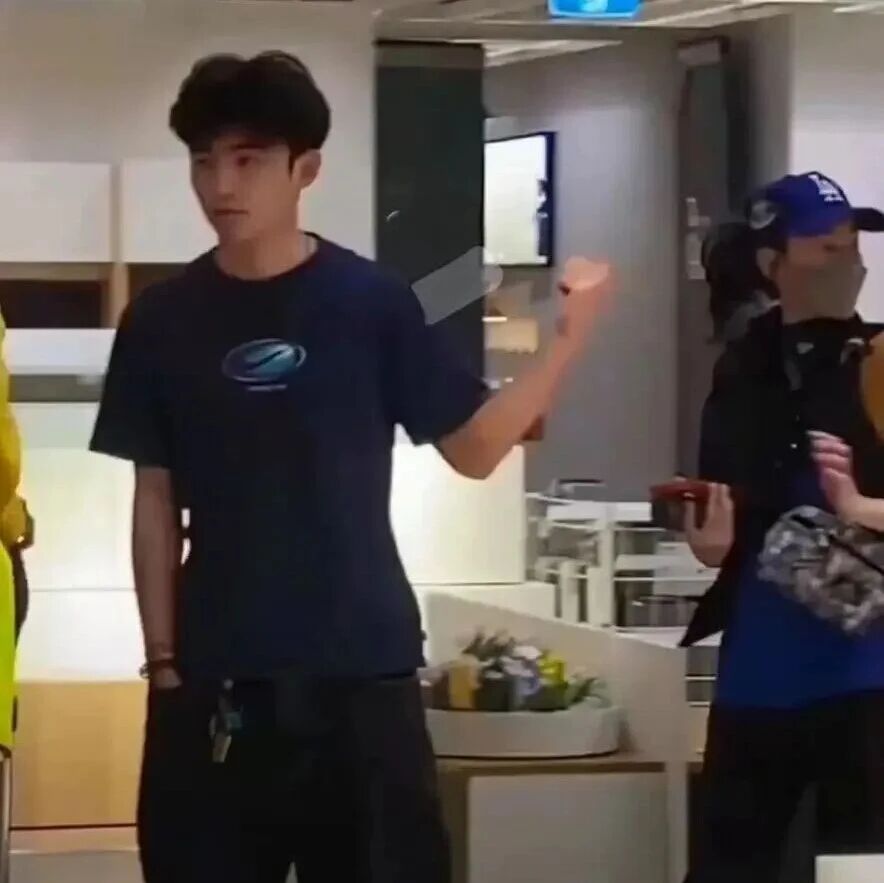 张柏芝母子低调现身澳洲!华人偶遇:Lucas帅气暴涨,像极谢霆锋