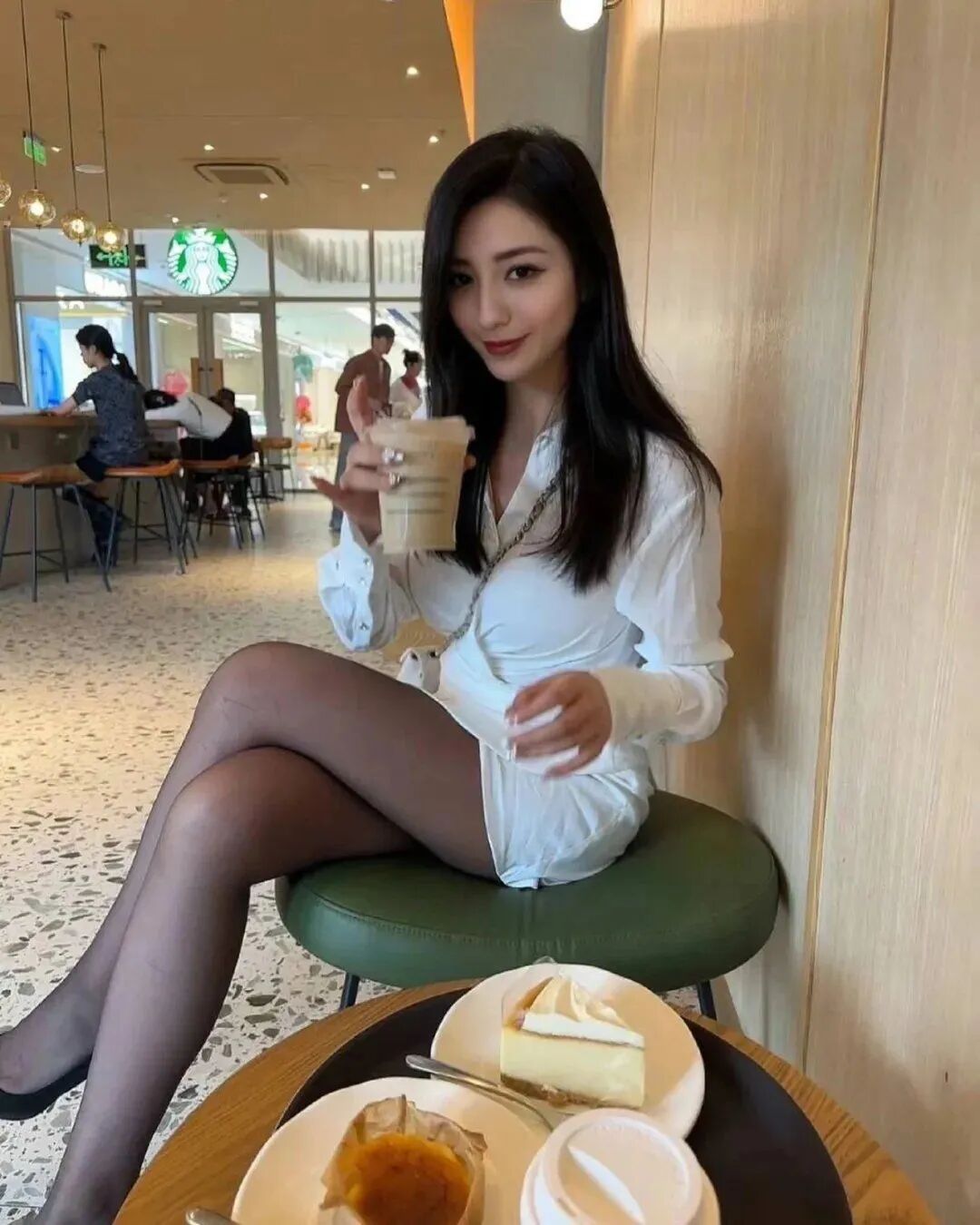 【美女】岛国1.02米大长腿，搭配极品黑丝，辣妹来袭直接 “炸场” - 15