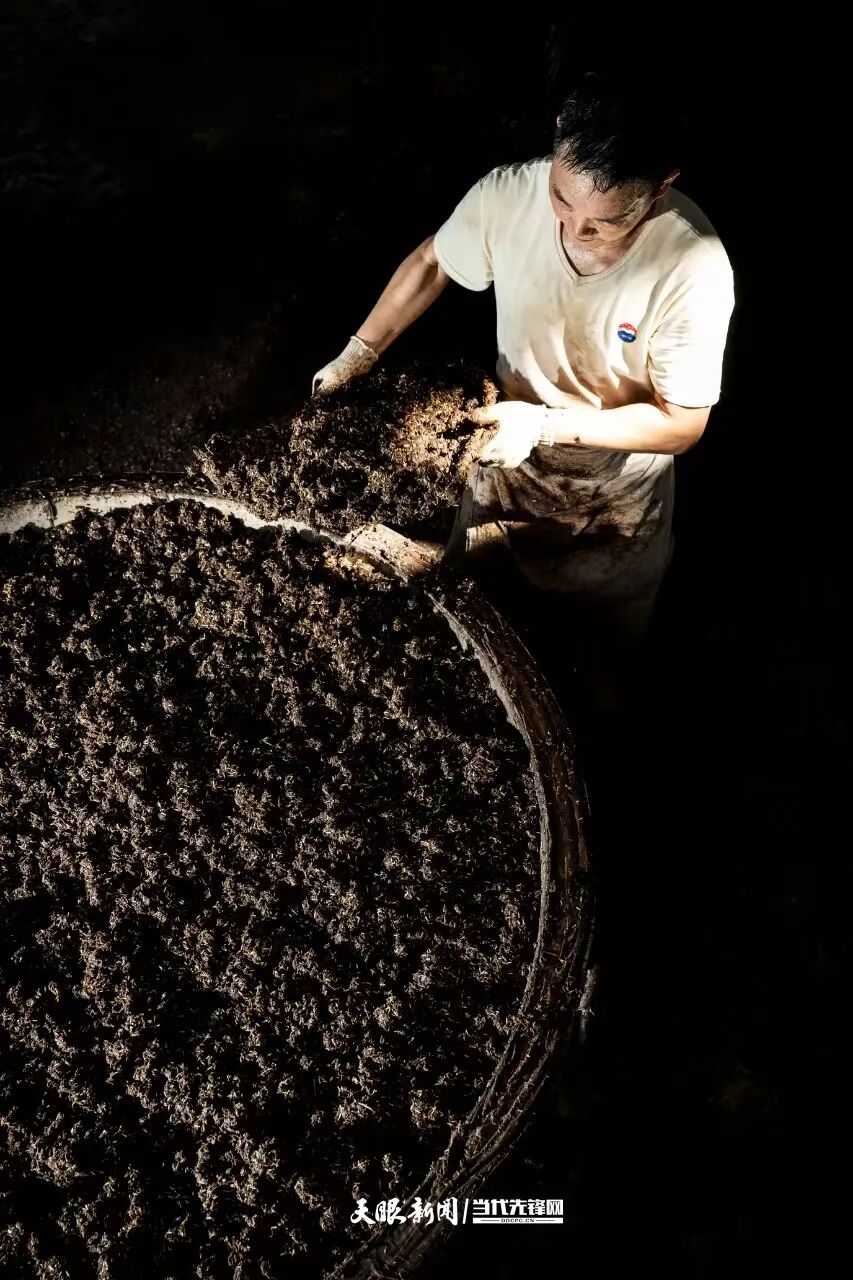 茅台酒酿制技艺之上甑 环球美酒杂志社供图_副本.jpg