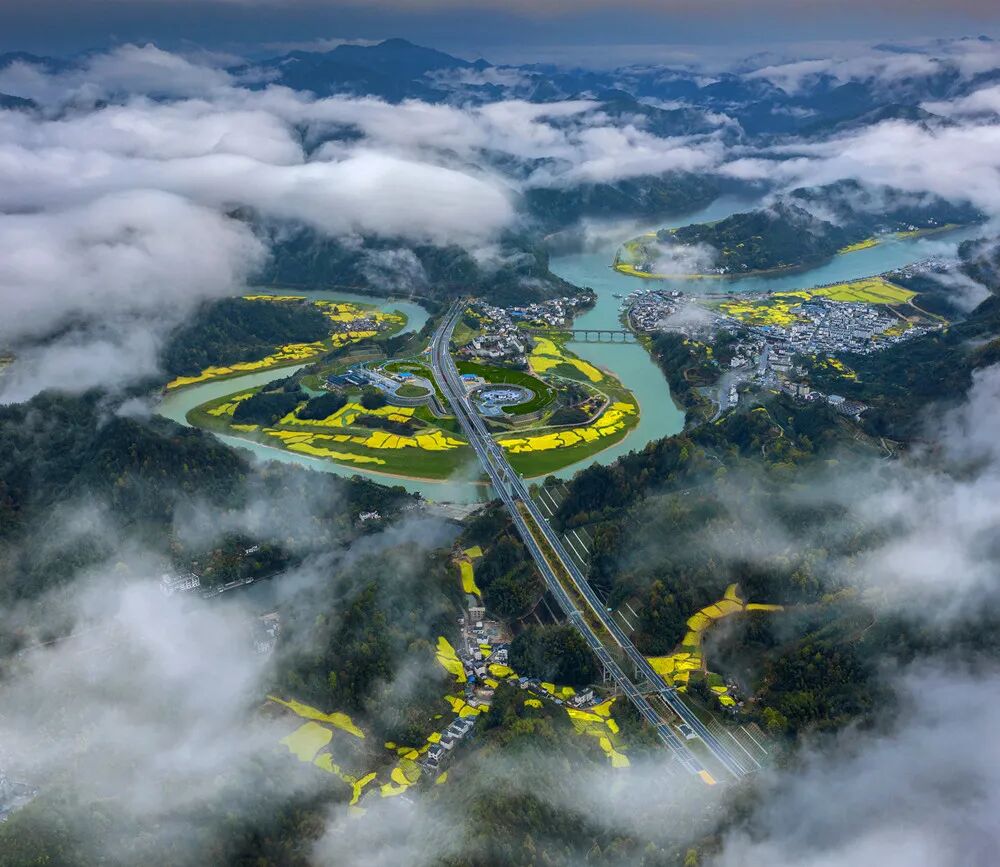 李胜利 ▲图片类三等奖《五桥雄姿》  任印清 ▲《大地彩绘(组图)