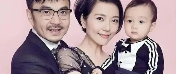 杨乐乐带儿子飞成都参加马术比赛,沐沐露脸更像妈妈.