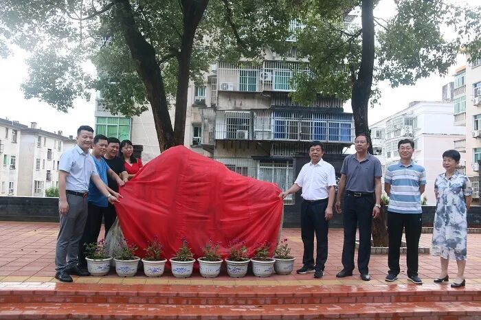 ҵѧУȪУһзУ巢չ