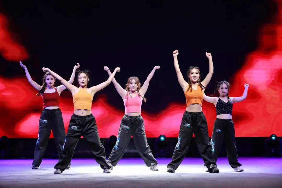 律动是激情的释放舞蹈《bling girls》点燃内心的火焰展现力量与美感的融合