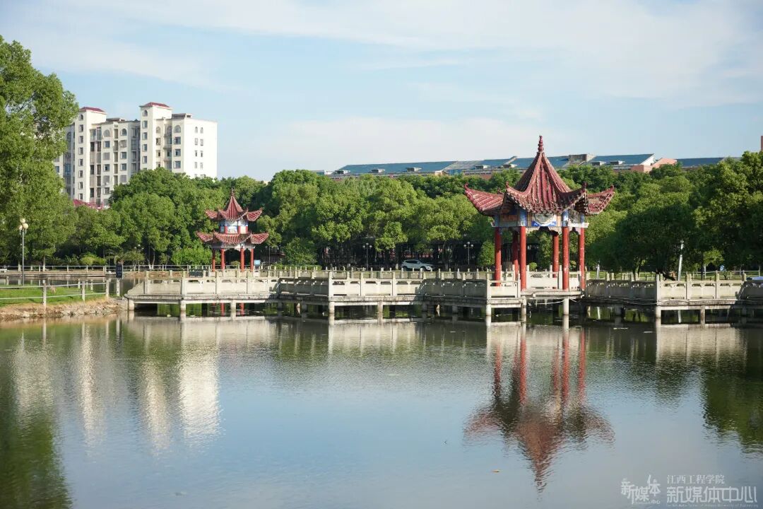 天工校区沁心湖.jpg