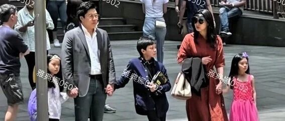 郭晶晶霍启刚一家五口过马路,小女儿霍中怡长得像奶奶朱玲玲