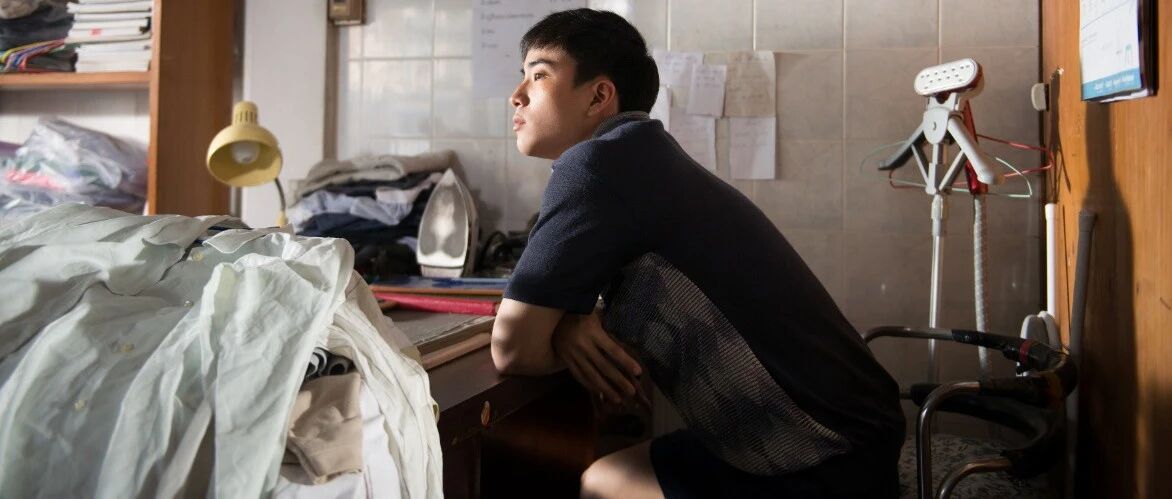 你手里拿着的iphone12背后，是4000万中国00后打工人的伤痛