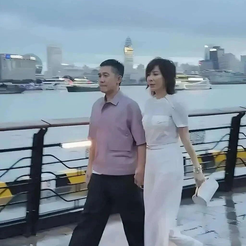 刘嘉玲走得风风火火,梁朝伟被她一路拽着走:外滩夜晚,他甘愿做她的背景板