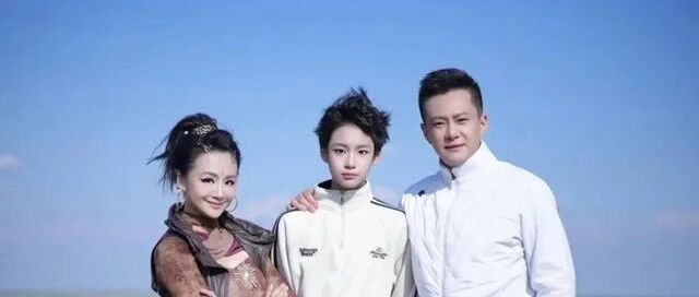 曹颖全家照曝光,14岁儿子颜值引热议,成团夜探班温馨