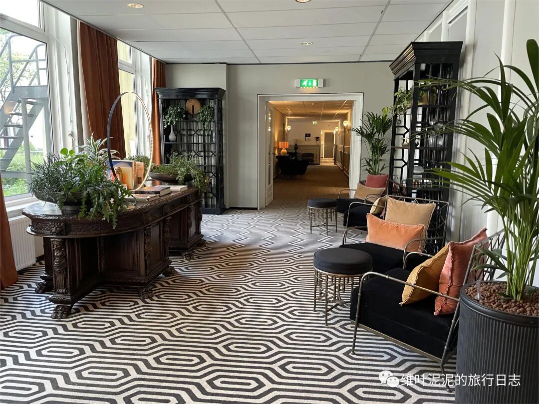 房间有洗浴用品,润肤霜,冰箱,烧水壶,熨斗,吹风机,没有拖鞋和牙膏牙刷