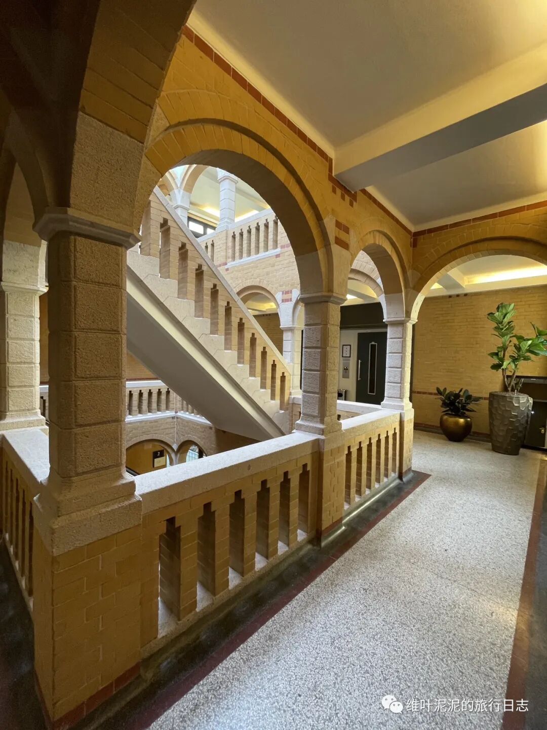 房间有洗浴用品,润肤霜,冰箱,烧水壶,熨斗,吹风机,没有拖鞋和牙膏牙刷