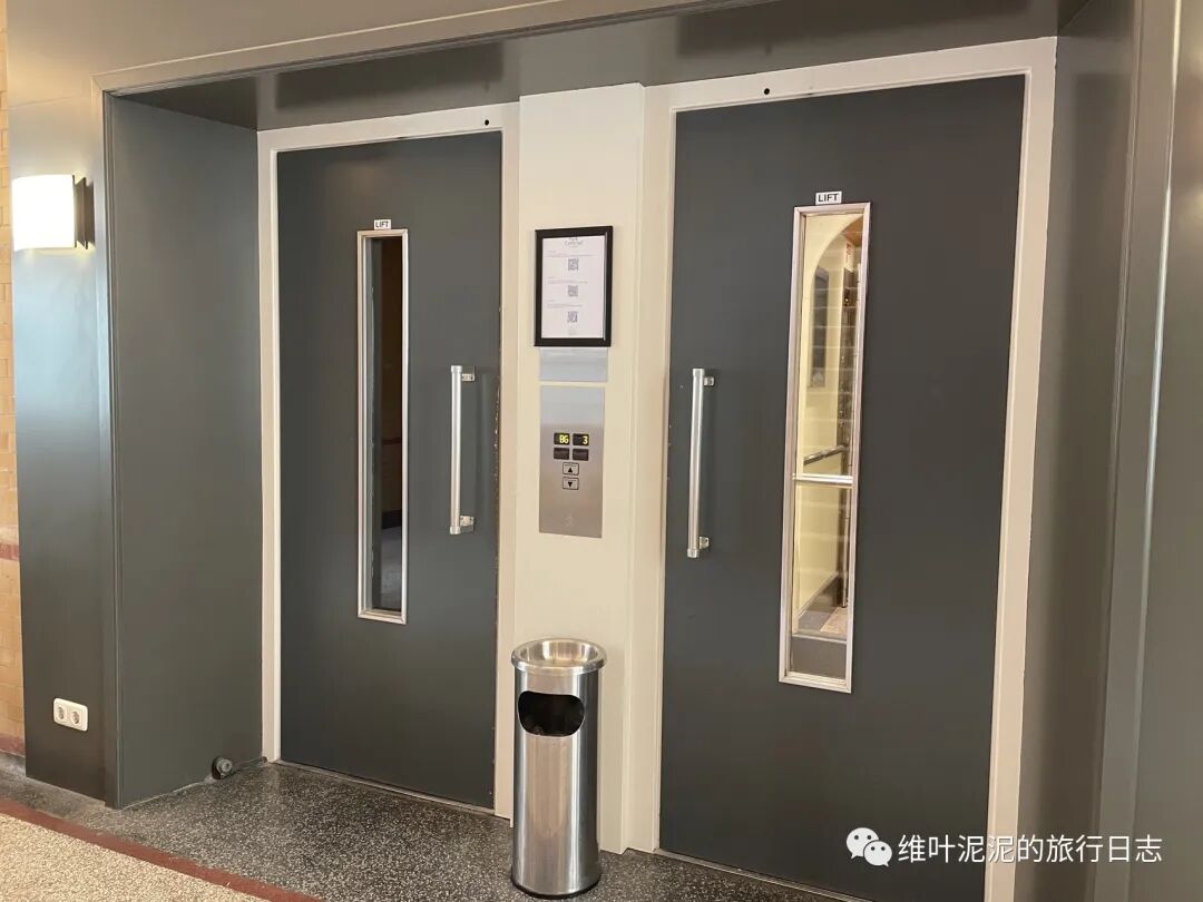 房间有洗浴用品,润肤霜,冰箱,烧水壶,熨斗,吹风机,没有拖鞋和牙膏牙刷