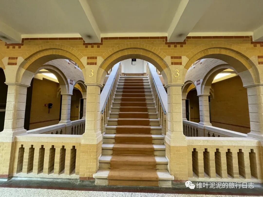 房间有洗浴用品,润肤霜,冰箱,烧水壶,熨斗,吹风机,没有拖鞋和牙膏牙刷