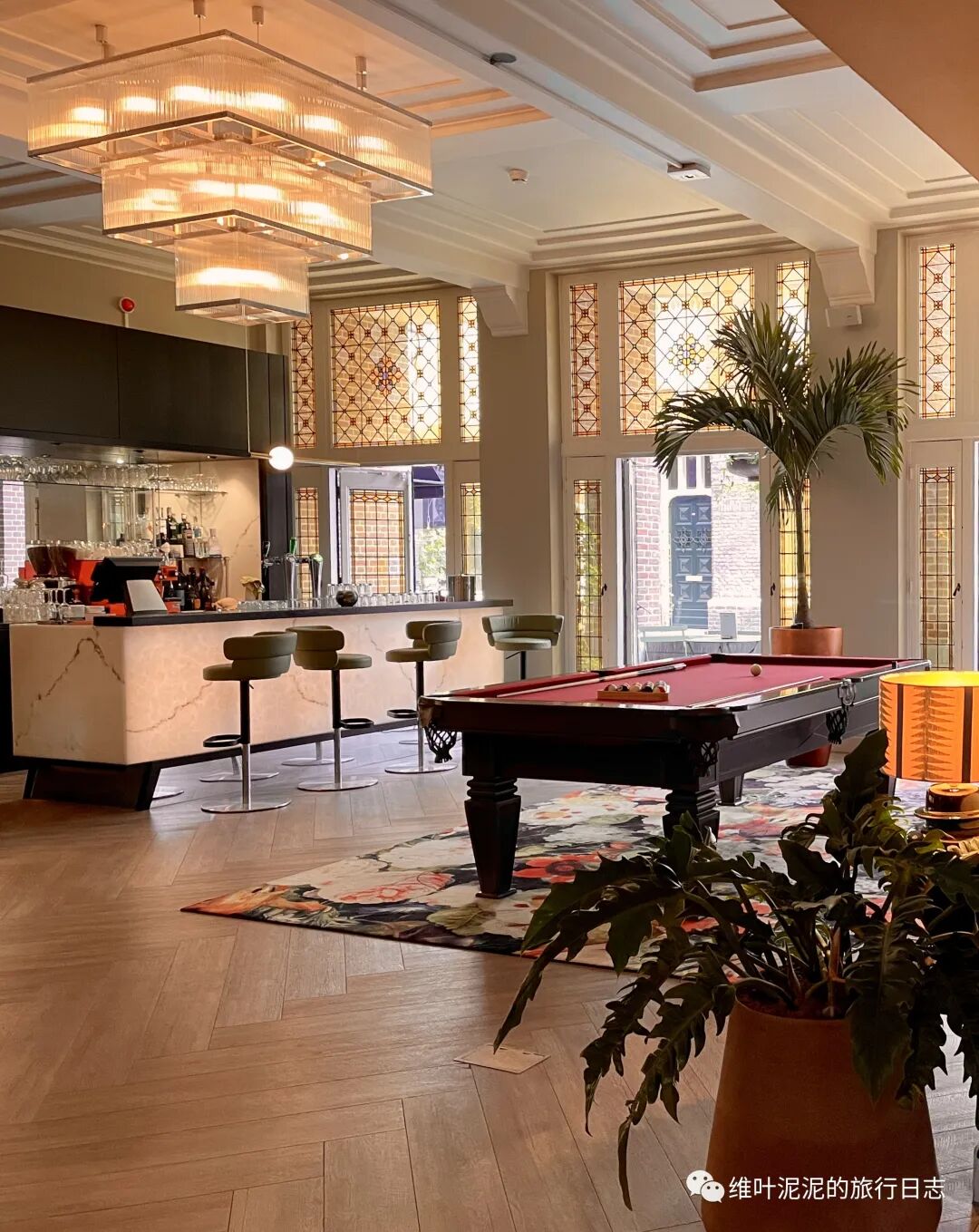 房间有洗浴用品,润肤霜,冰箱,烧水壶,熨斗,吹风机,没有拖鞋和牙膏牙刷