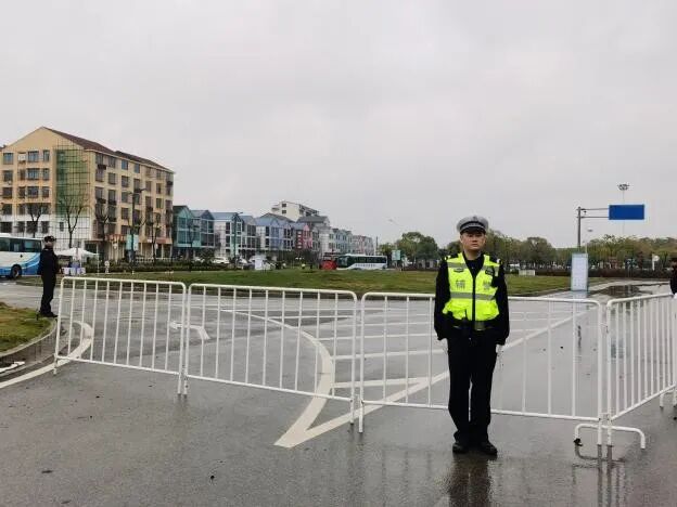 梁子湖半马超燃开跑鄂州交警全力护航