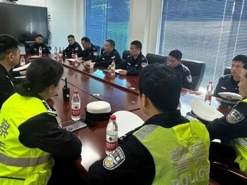梁子湖半马超燃开跑鄂州交警全力护航