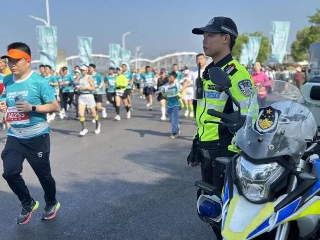 梁子湖半马超燃开跑鄂州交警全力护航