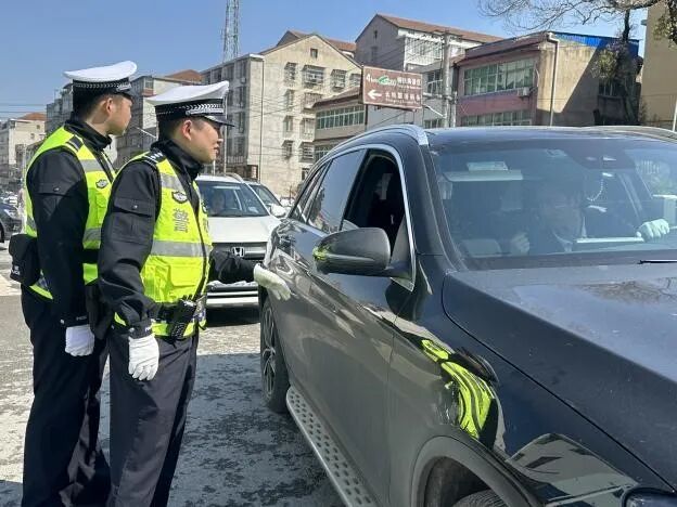 梁子湖半马超燃开跑鄂州交警全力护航