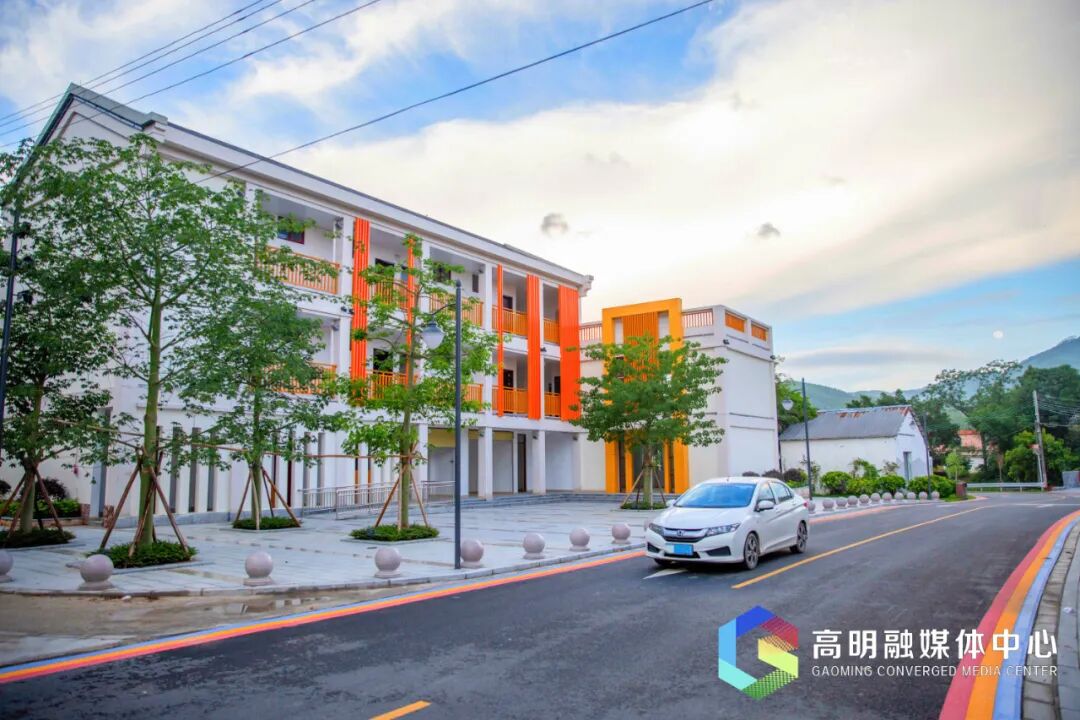 为打造明城镇的"美丽农村路",高明对该村道及沿线两旁进行了综合的