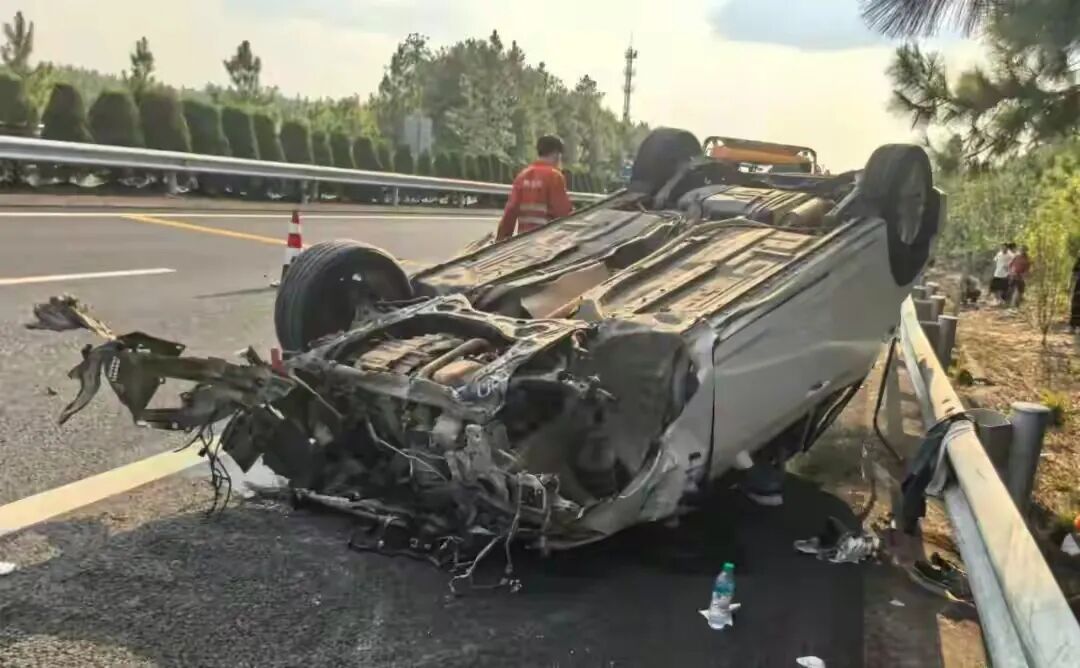 强行变道酿大祸