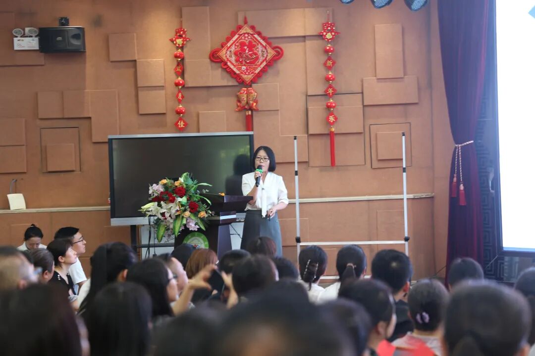 东元路学校教导主任贺锐，从硬件设施、师资团队、教学管理、课程管理、