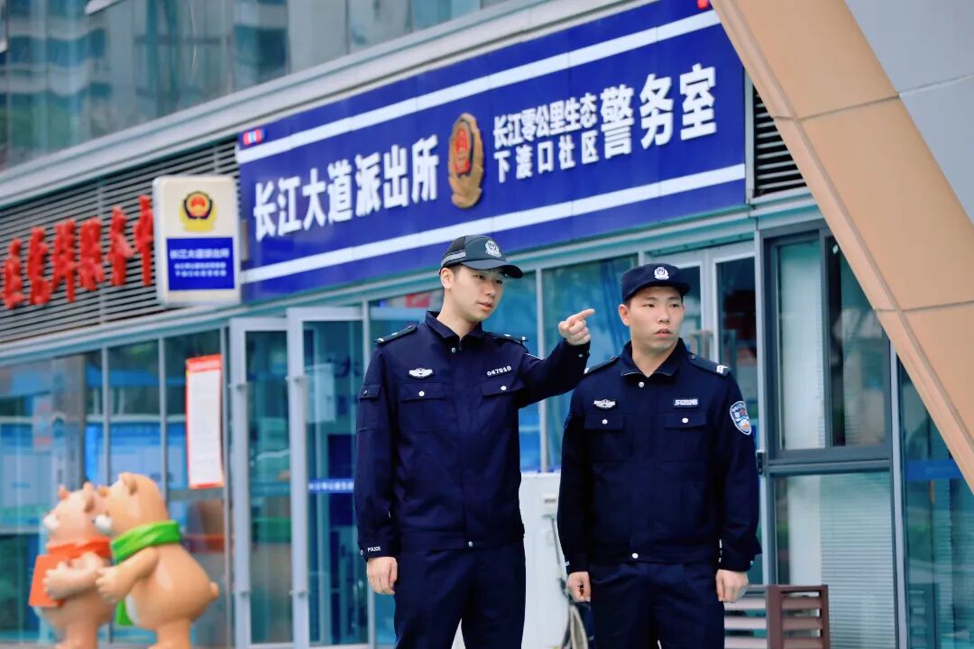 民警在长江零公里生态警务室前研判辖区治安，筑牢社区安全防线.jpg