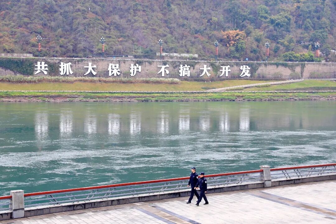 民警在长江零公里岸线巡逻，筑牢生态保护与治安防控双防线.jpg