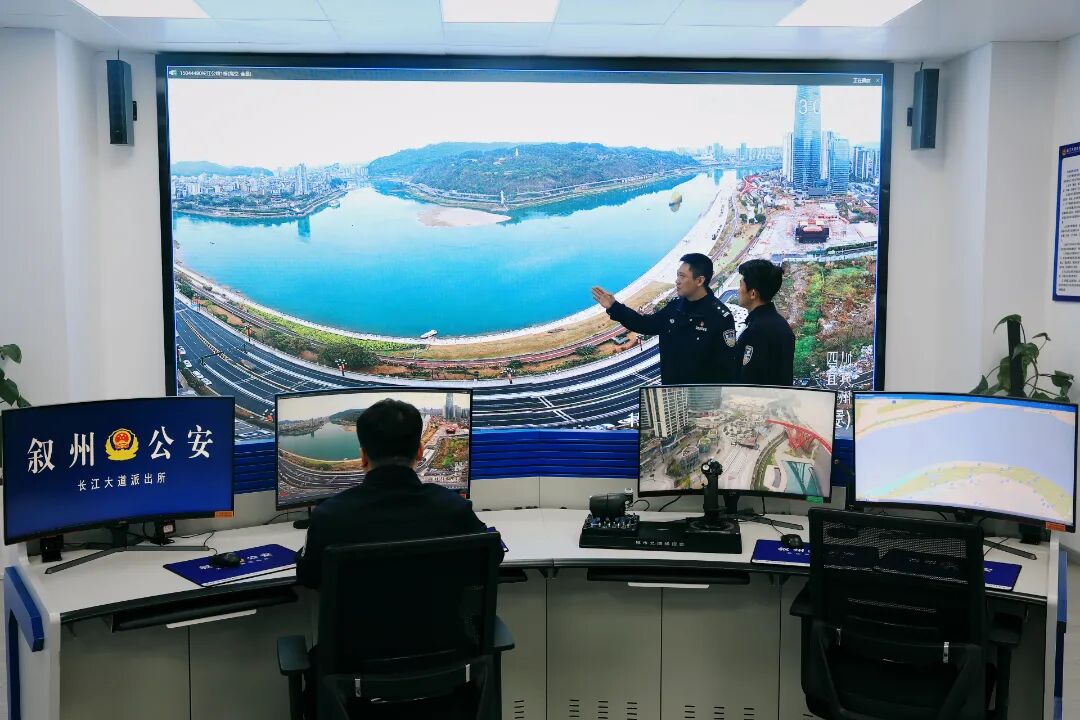 叙州公安民警通过大屏实时监控三江口区域，守护城市平安.jpg